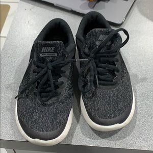 Nike flex contact black sneakers
